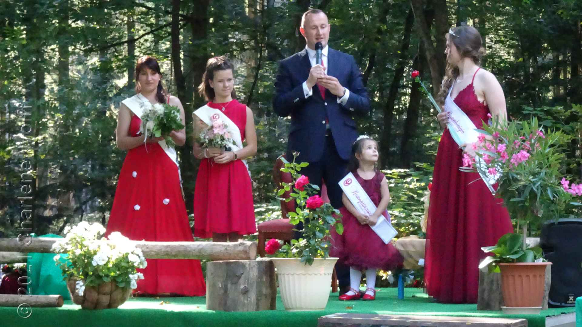 Der Herrgott krönt die neue Pössnecker Rosenkönigin